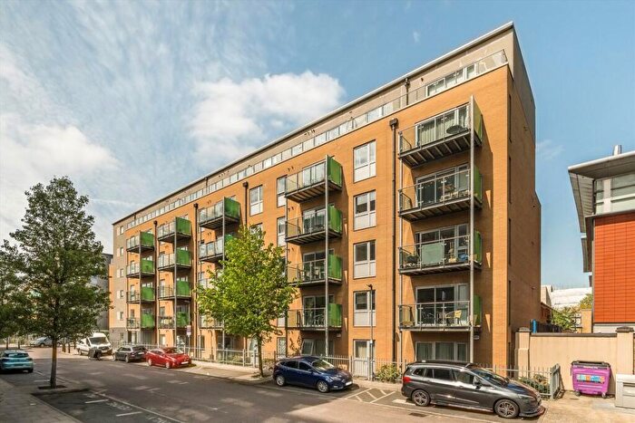 3 Bedroom Flat To Rent In Merchant Street, Mile End, E3