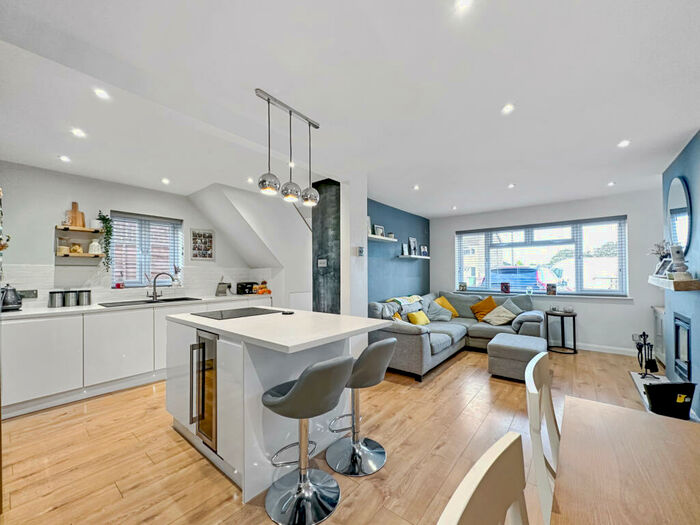 3 Bedroom Semi-Detached House For Sale In Chaffes Lane, Upchurch, Sittingbourne, Kent, ME9