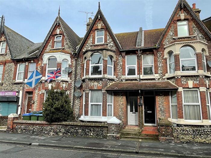 3 Bedroom Flat To Rent In New Road, Littlehampton, BN17