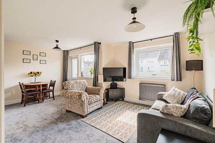 2 Bedroom Flat For Sale In / Hoseason Gardens, Edinburgh, EH4