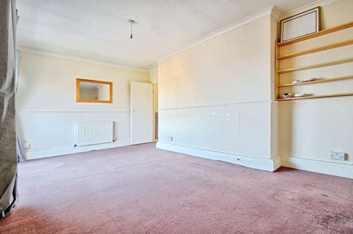 2 Bedroom Flat For Sale In Hendon Gardens, Romford, RM5