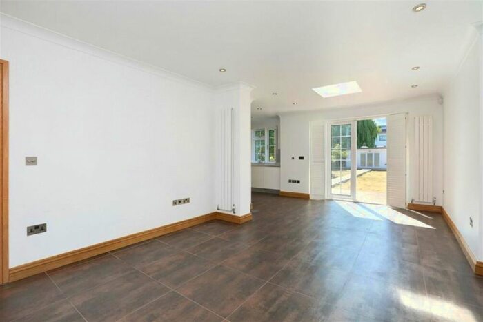 5 Bedroom Semi-Detached House To Rent In Ridge Hill, Golders Green, NW11