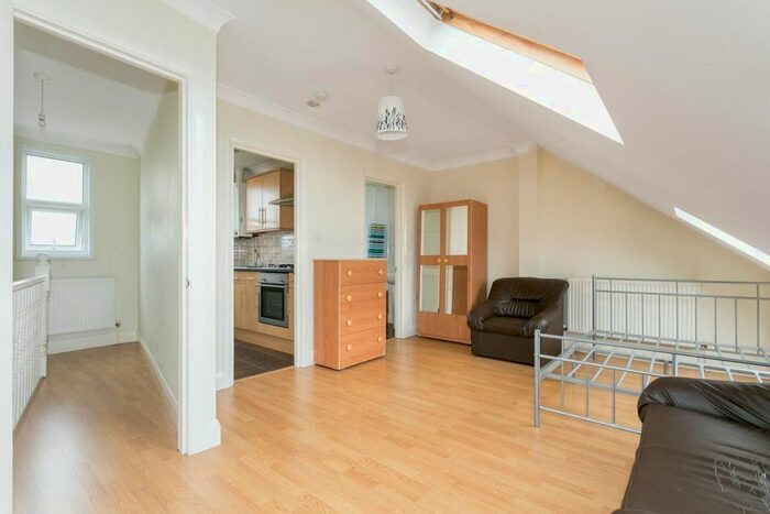 Studio To Rent In Chingford Road, London, E17