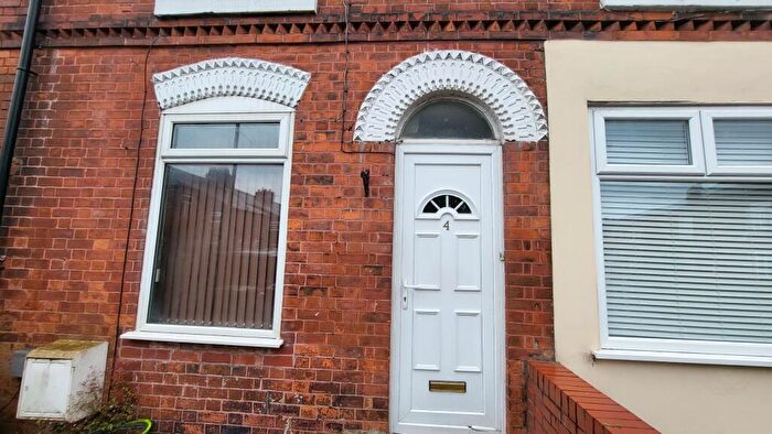 4 Bedroom Semi-Detached House To Rent In Beverly Road, M14