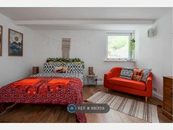 Studio To Rent In Queens Crescent, Southsea, PO5