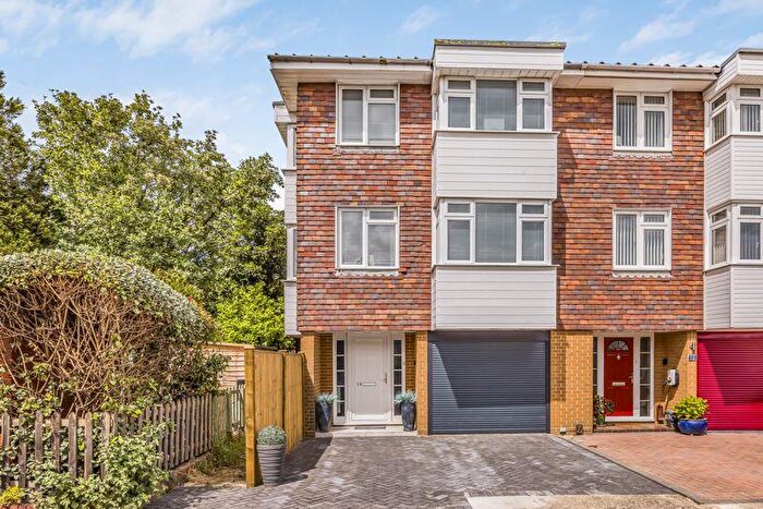 4 Bedroom End Of Terrace House For Sale In Chadderton Gardens, Portsmouth, PO1