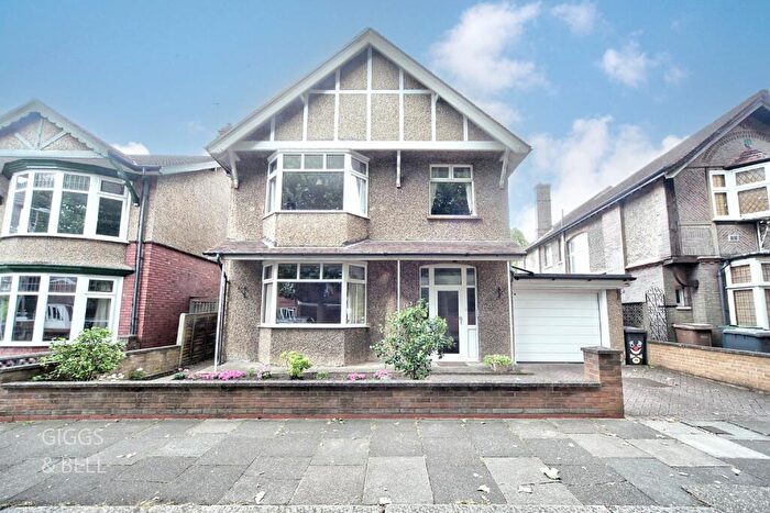 4 Bedroom Detached House For Sale In Tennyson Road, Luton, Bedfordshire, LU1