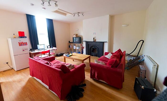 2 Bedroom Flat To Rent In Hyde Park Road, Leeds, LS6