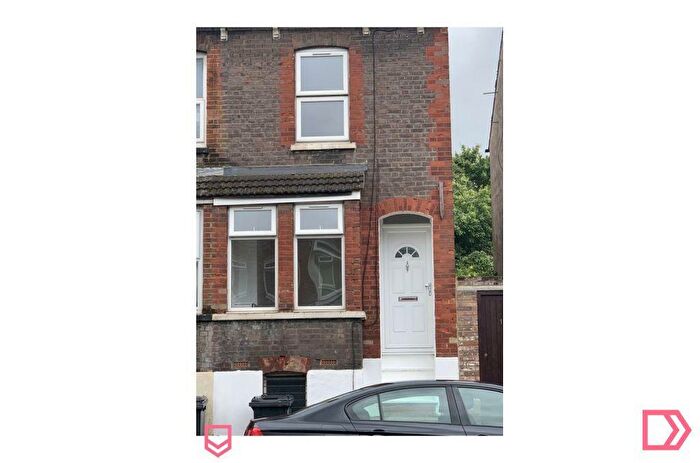 2 Bedroom Terraced House To Rent In High Street North, Dunstable, Bedfordshire, LU6