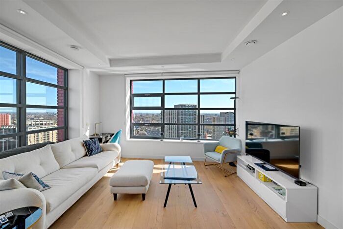 2 Bedroom Apartment For Sale In Defoe House, London City Island, E14