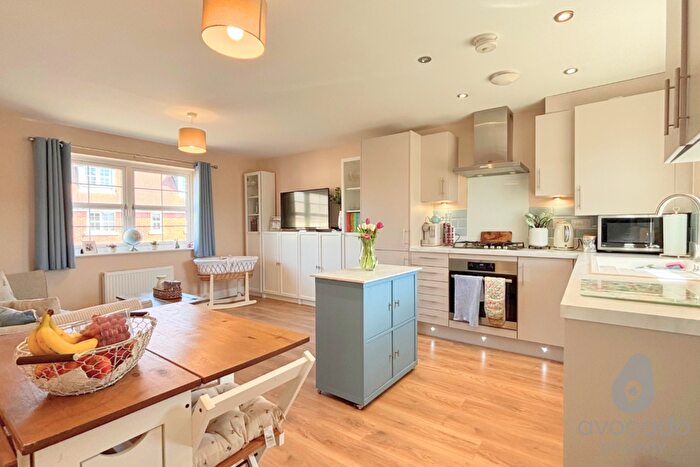 2 Bedroom Coach House For Sale In Hayes Drive, Three Mile Cross, Reading, Berkshire, RG7