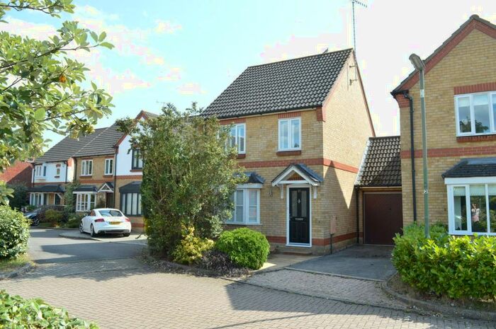3 Bedroom Link Detached House To Rent In Fernihough Close, Weybridge, KT13