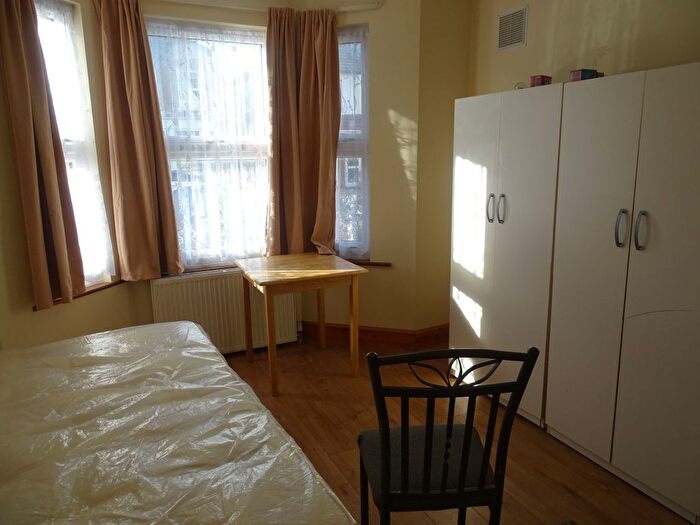 2 Bedroom Maisonette To Rent In Waltham Road, Southall, UB2