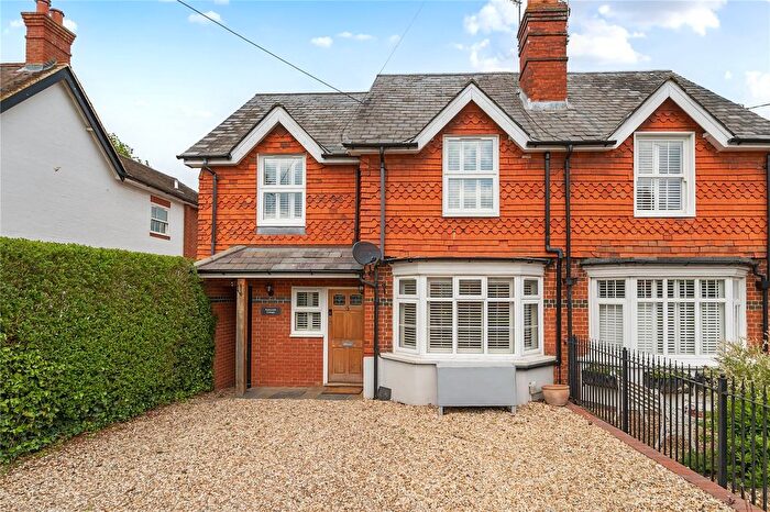 4 Bedroom Semi-Detached House For Sale In Eversley Road, Yateley, Hampshire, GU46