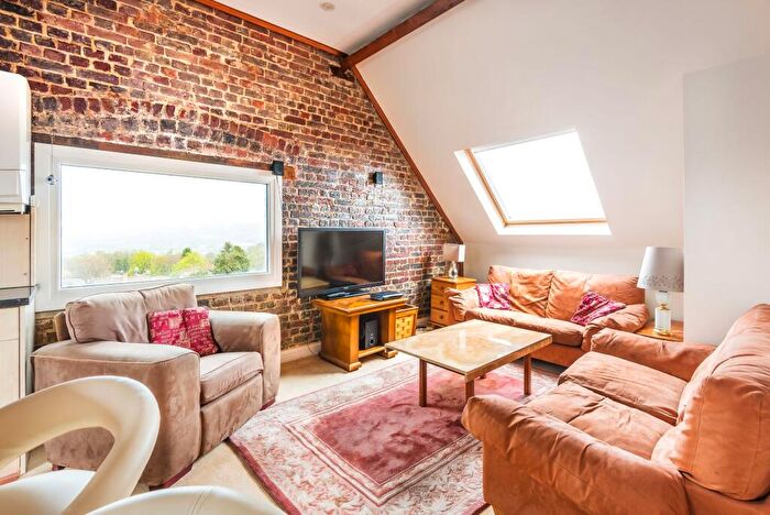 2 Bedroom Flat To Rent In Castle Street, Bletchingley, RH1