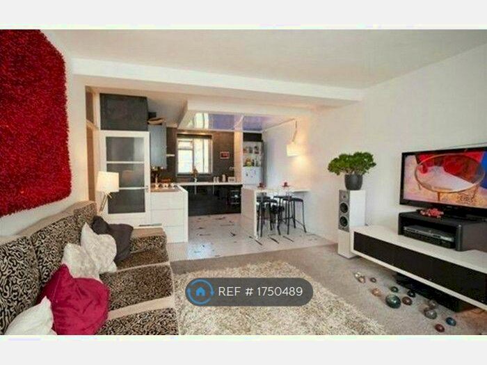 3 Bedroom Flat To Rent In Jowett House, London, SW9