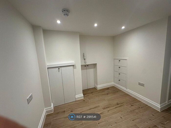 Studio To Rent In Bowes Road, London, N11