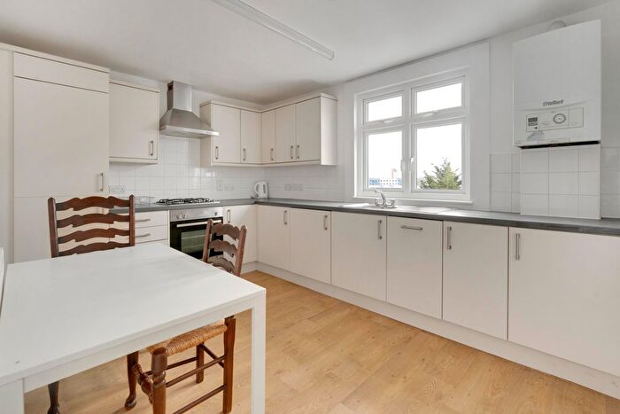 3 Bedroom Flat To Rent In Highgate Road, Kentish Town, London, NW5