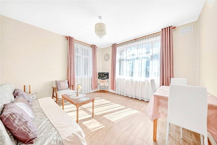 2 Bedroom Flat For Sale In Fairlop Road, Leytonstone, London, E11