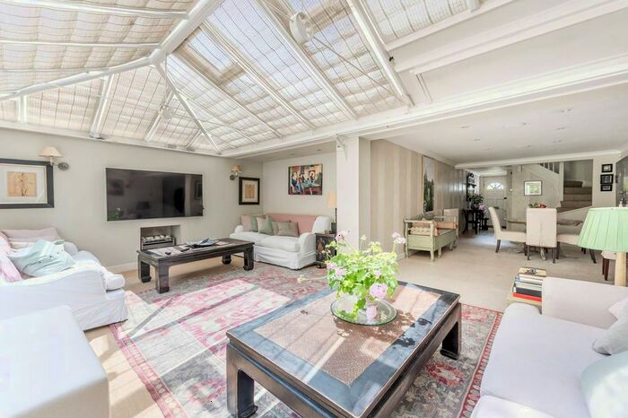 4 Bedroom Flat To Rent In Pooles Lane, Chelsea, London, SW10