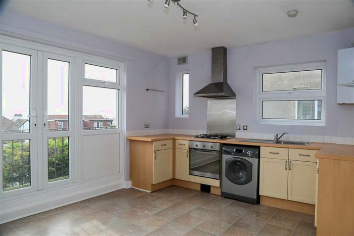 2 Bedroom Flat To Rent In London Road, Leigh-On-Sea, Essex SS9