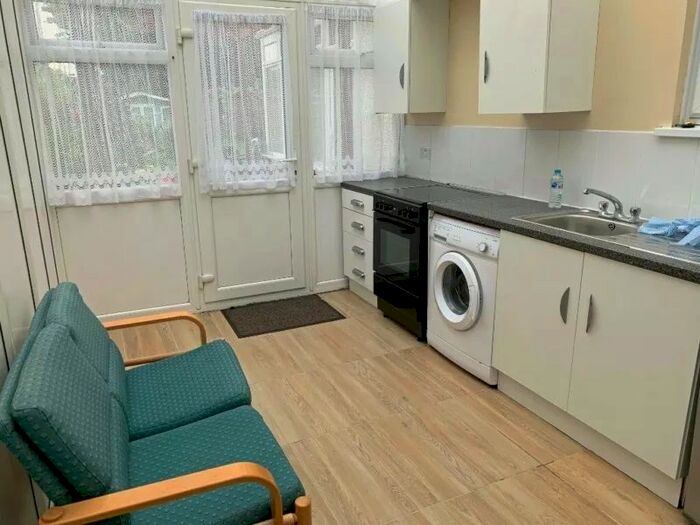 Studio To Rent In Croydon Rd, Wellington, SM6