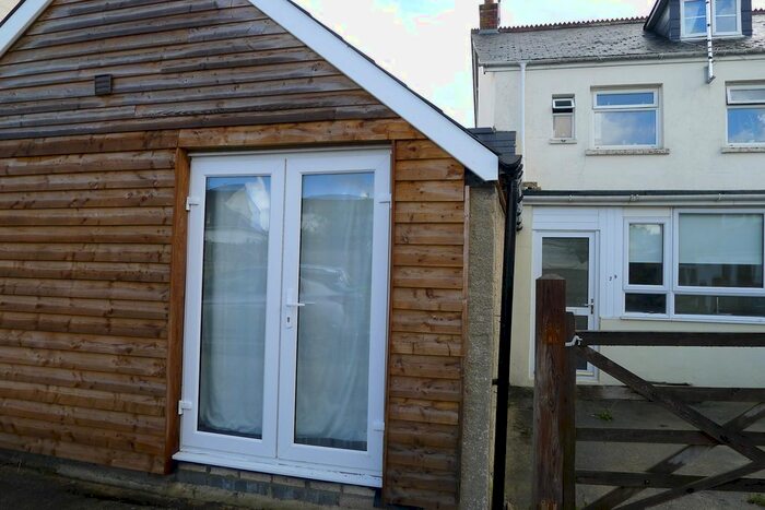 2 Bedroom Flat To Rent In Gestridge Road, Kingstiegnton TQ12