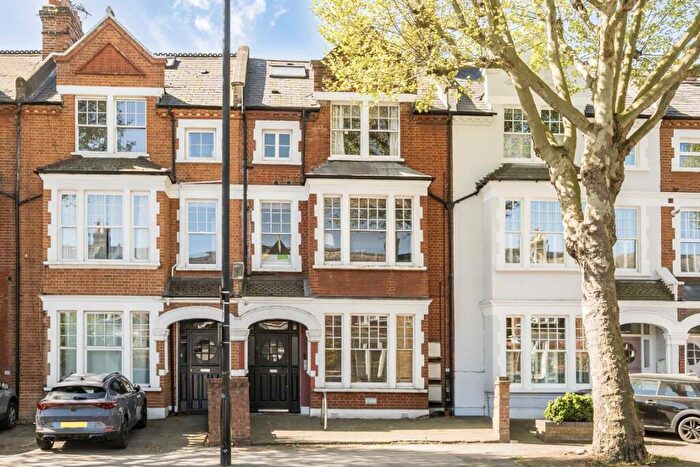 2 Bedroom Flat To Rent In Cavendish Road, Clapham South, SW12
