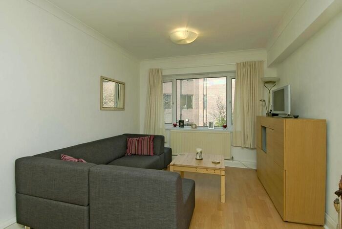 3 Bedroom Flat To Rent In Sheen Road, Richmond, TW9
