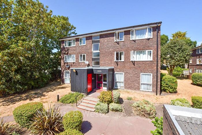 2 Bedroom Flat For Sale In Pixton Way, Forestdale, Croydon, Surrey, CR0