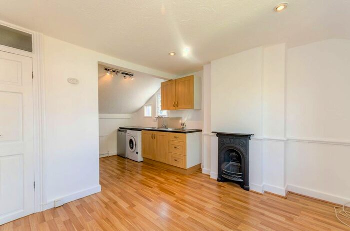 1 Bedroom Flat To Rent In Gladstone Road, Wimbledon, London, SW19