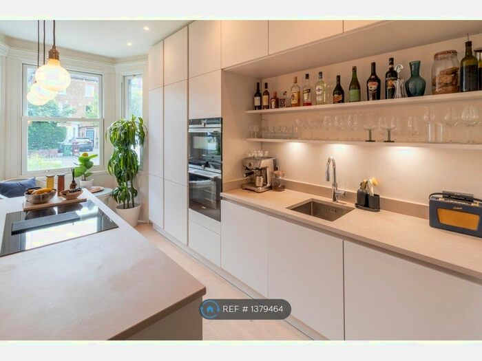 3 Bedroom Flat To Rent In Underhill Road, London, SE22