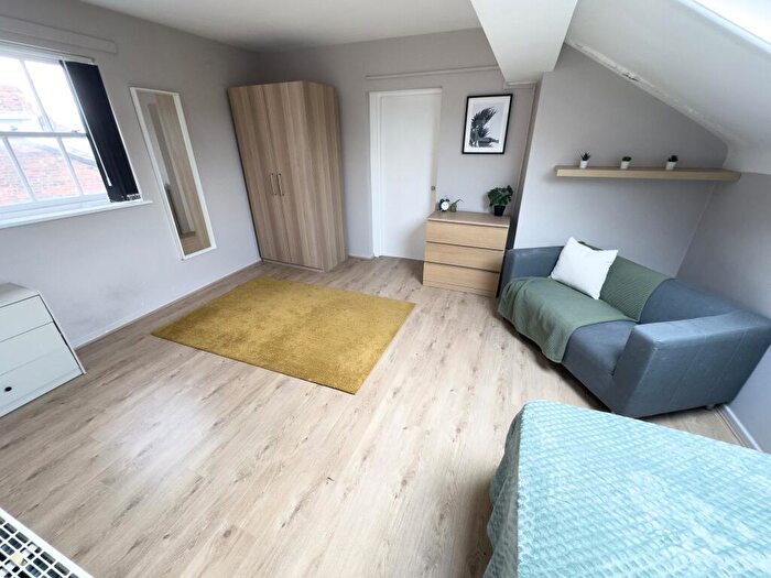 Studio To Rent In Catharine Street, L8