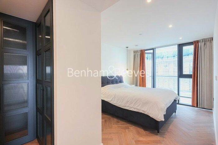 3 Bedroom Flat To Rent In Merino Gardens, London, E1W