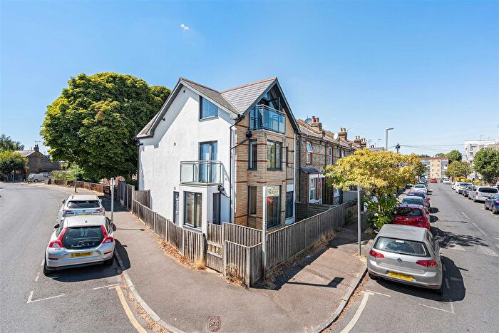 2 Bedroom Flat To Rent In Cross Road, Kingston Upon Thames, KT2