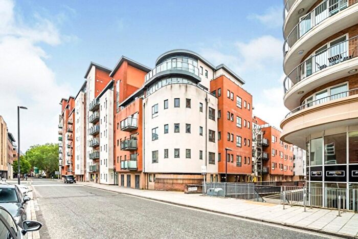 1 Bedroom Flat To Rent In Lower Canal Walk, Southampton, Hampshire, SO14