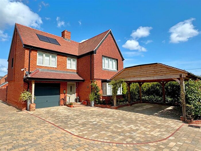 4 Bedroom Detached House For Sale In Pembers Farm Avenue, Fair Oak, SO50