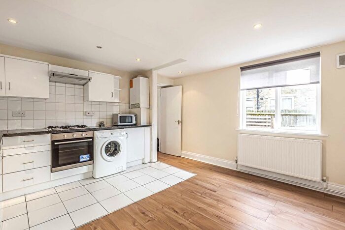 2 Bedroom Flat To Rent In Montrell Road, London, SW2