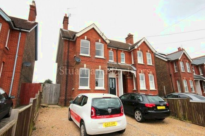 2 Bedroom Flat To Rent In New England Road, Haywards Heath, RH16