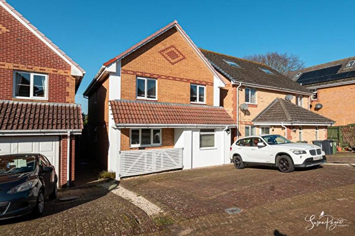 2 Bedroom Apartment For Sale In Fairfield Gardens, Lake, PO36