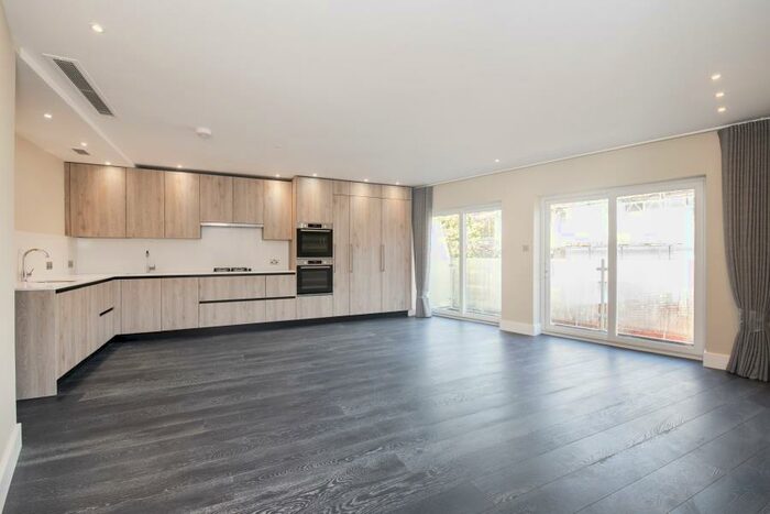 3 Bedroom Apartment To Rent In Woodlands, Golders Green, NW11