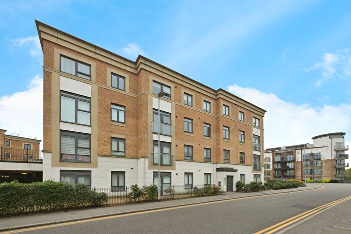 2 Bedroom Flat For Sale In Mead Lane, Hertford, SG13