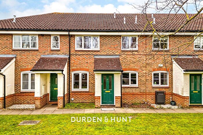 2 Bedroom Flat For Sale In Bryony Close, Loughton, IG10