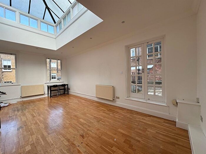 2 Bedroom Property To Rent In Hand Court, London, WC1V