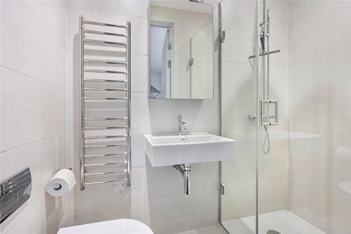 2 Bedroom Apartment For Sale In York Way, London, N7
