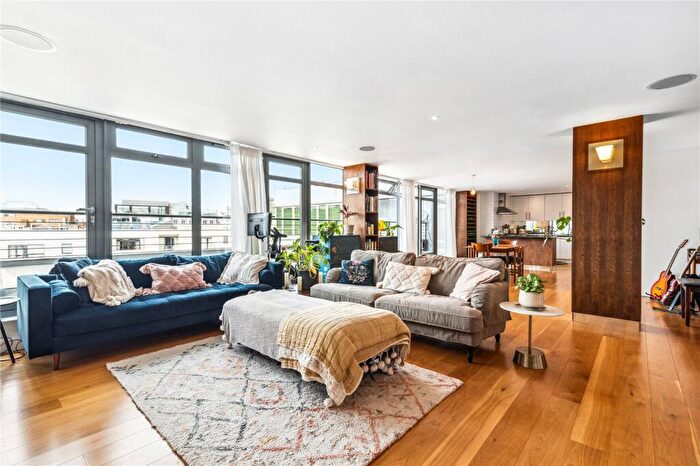 2 Bedroom Flat To Rent In Dickens Court, - Britton Street, EC1M