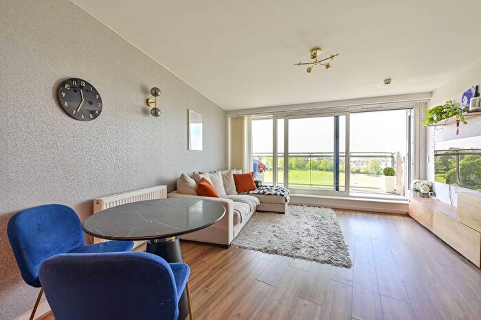 2 Bedroom Flat For Sale In Mapleton Road, Wandsworth, London, SW18