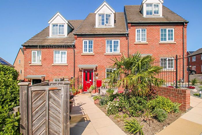 3 Bedroom Town House For Sale In Calder Way, Crigglestone, Wakefield, WF4