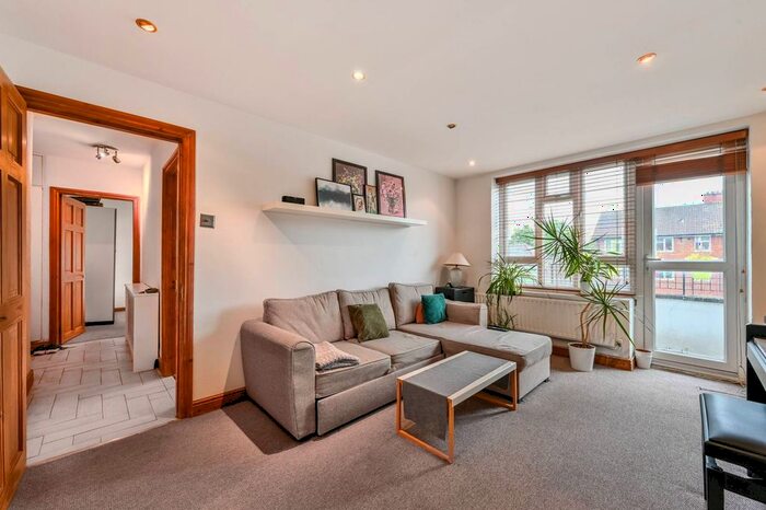 2 Bedroom Flat For Sale In Manor Road, Stoke Newington, London, N16
