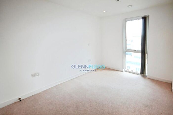 2 Bedroom Flat To Rent In Railway Terrace, Slough, Berkshire, SL2